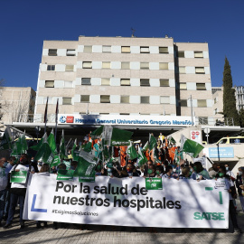 Varias personas del ámbito sanitario con una pancarta en la que se lee: 'Por la salud de nuestros hospitales', participan en una concentración para denunciar la falta de recursos y medios, en el Hospital Gregorio Marañón. Imagen de archivo.