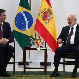 El presidente del Gobierno, Pedro Sánchez (i), y el presidente de la República Federativa de Brasil, Luiz Inácio Lula da Silva (d), durante una reunión, en el Palacio de Planalto, a 6 de marzo de 2024, en Brasilia