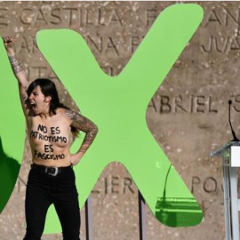 Activistas de Femen irrumpen en el acto de cierre de campaña de Vox en Madrid. /  AFP - OSCAR DEL POZO