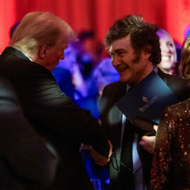 El presidente electo de Estados Unidos, Donald Trump, saluda al presidente argentino, Javier Milei, en la gala del America First Policy Institute (AFPI) en Mar-A-Lago en Palm Beach (Florida, EEUU). REUTERS/Carlos Barria