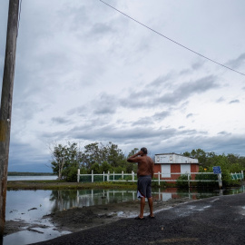 Un hombre examina su vecindario frente al mar mientras el huracán Fiona y sus fuertes lluvias se acercan en Guayanilla, Puerto Rico.