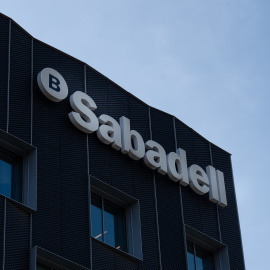 El logo del Banco Sabadell en su sede en San Cugat del Vallés (Barcelona). E.P./David Zorrakino