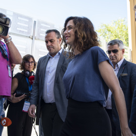 La presidenta de la Comunidad de Madrid, Isabel Díaz Ayuso, a la llegada este domingo en Toledo a la clausura de lala XXV Interparlamentaria de su formación, en la que los populares engrasan su maquinaria para hacer frente a un curso clave por las elecc