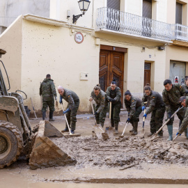 Labores de limpieza en el municipio de Algemesí, este viernes.