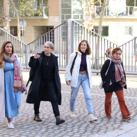 Candela López, Ada Colau, Jéssica Albiach i Gemma Tarafa a l'entrada de l'Assemblea Nacional dels Comuns.