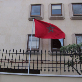 Bandera de Marruecos en la Embajada marroquí en Madrid.