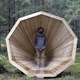 El jefe del departamento de arquitectura de interiores en la Academia de Artes Hannes Praks en Estonia posa para una foto en el megáfono de madera en el bosque cerca de la aldea Pahni, Estonia. REUTERS / Ints Kalnins