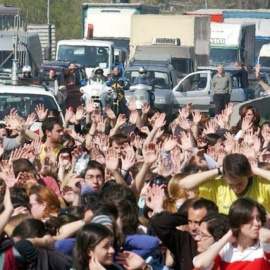 Estudiantes de la Universidad Autónoma de Barcelona cortando el tráfico a la altura de la localidad de Bellaterra/EFE