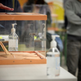 Una urna en una mesa del Colegio La Inmaculada-Marillac, a 4 de mayo de 2021, en Madrid.