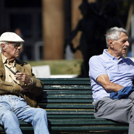 Dos ancianos en un banco. EFE/Archivo