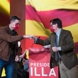 El presidente del Gobierno y secretario general del PSOE, Pedro Sánchez, saluda al candidato del PSC a la presidencia de la Generalitat, Salvador Illa, durante el acto final de campaña de las elecciones catalanas del 14F. EFE