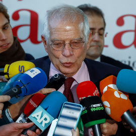 El ministro de Exteriores atiende a los medios durante su participación en un acto sobre el brexit en la Cámara de Comercio - EFE/ Emilio Naranjo