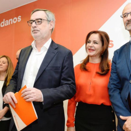 Silvia Clemente, junto a José Manuel Villegas (i) y Luis Fuentes, coordinador regional de Cs. EFE