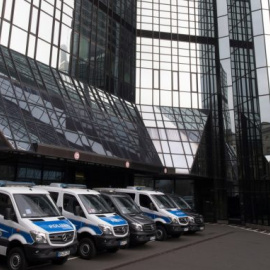 Vehículos de la policía estacionados en la sede de Deutsche Bank en Frankfurt en el registro por sospechas de lavado de dinero (29 de noviembre de 2018) | AFP