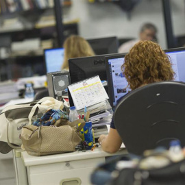 ¿Qué te parece que se obligue a todos los empleados a fichar a diario en el trabajo? FOTO: Europa Press