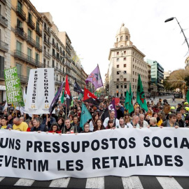 Milers de persones s'han mobilitzat aquest dijous a Barcelona contra les retallades. EFE / ALEJANDRO GARCÍA.