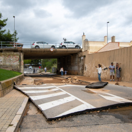 Los vecinos inspeccionan el estado de la carretera tras las inundaciones en Tarragano, a 24 de septiembre de 2022.