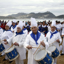 Tamborradas en San Sebastián. / EFE - JAVIER ETXEZARRETA