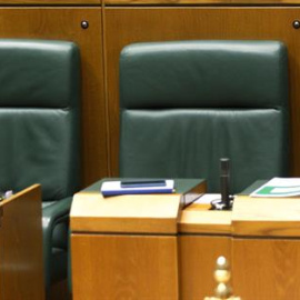 El lehendakari, Iñigo Urkullu, durante el pleno del Parlamento Vasco que debate hoy iniciativas relativas al 40 aniversario de la Constitución Española. | David Aguilar / EFE