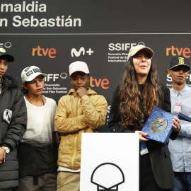 La realizadora colombiana Laura Mora, agradece junto a los protagonistas de su película 'Los reyes del mundo' el premio Feroz que ha recogido durante un acto celebrado este sábado en la 70 edición del Festival de Cine de San Sebastián.