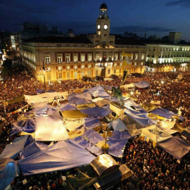 La acampada del 15-M ocupando la Puerta del Sol de Madrid. REUTERS/Paul Hanna