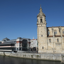 La iglesia de San Antón y el mercado de la Ribera, en la margen derecha del río Nervión, en la ciudad de Bilbao.