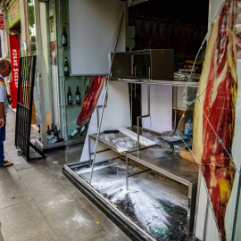 25/09/2022 Desperfectos y cristales rotos el escaparate de una charcutería causados por los altercados en las Fiestas de La Mercé