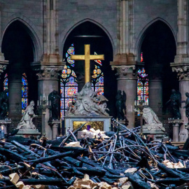 Los restos en el interior de la catedral de Notre Dame tras el incendio. Christophe Petit Tesson / REUTERS