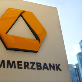 El logo de Commerzbank en un cajero automático, cerca de la sede del banco Fráncfort. REUTERS/Kai Pfaffenbach