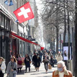 Gente pasea por las calles de Zúrich (Suiza). Imagen de Archivo.