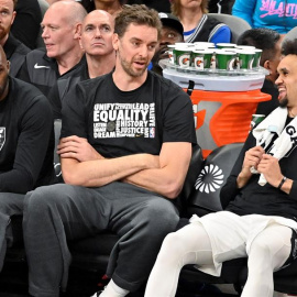 Los jugadores Pau Gasol (C) y Derrick White (d) de San Antonio Spurs conversan este miércoles durante un juego de baloncesto de la NBA ante Detroit Pistons, en San Antonio, Texas (EE. UU.). EFE/ Darren Abate