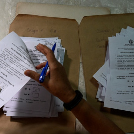 Un miembro de las autoridades electorales cuenta las papeletas en un colegio electoral de La Habana.