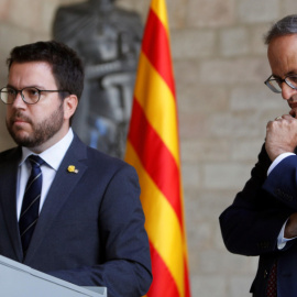 El vicepresident i el president de la Generalitat, Pere Aragonès i Quim Torra, en compareixença conjunta aquest divendres. EFE / Toni Albir.