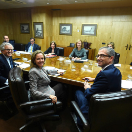 La ministra de Economía, Nadia Calviño junto con el gobernador del Banco de España, Pablo Hernández de Cos (d), y el presidente de la Comisión Nacional del Mercado de Valores, Sebastián Albella (i), durante la reunión del Comité de Estabilidad Fin