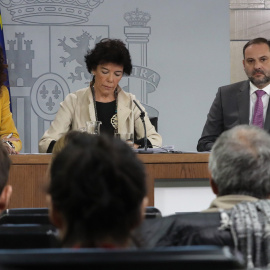 La ministra de Hacienda, Maria Jesus Montero; la portavoz del Gobierno, Isabel Celaá; y el titular de Fomento, José Luis Ábalos, durante la rueda de prensa posterior al Consejo de Ministros, celebrada en el Palacio de La Moncloa. EFE/Zipi