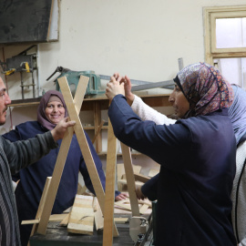 El grupo de mujeres de Al-Walaja trabajando  junto a Ala Hilu, artista palestino especializado en up-cycling. YARA RAMDAN