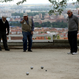 Unos pensionistas juegan a la petanca en un parque de Madrid. REUTERS/Sergio Perez