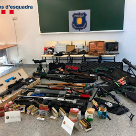 FotografÍa facilitada por los Mossos d'Esquadra del material incautado a Manuel M.S, un vigilante de seguridad, un experto tirador que tenía un arsenal de armas en su domicilio, después de anunciar en un chat de WhatsApp su intención de matar al presi