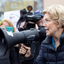 La candidata demócrata a la presidencia estadounidense Elizabeth Warren (d) participa en un acto de campaña en Somerville, Massachusetts (Estados Unidos), este viernes. EFE/ Cj Gunther