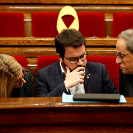 El presidente de la Generalitat, Quim Torra, conversa con su vicepresidente, Pere Aragones (c), y su portavoz, Elsa Artadi (i), en el Parlament. EFE/Alberto Estévez