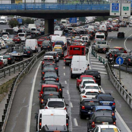 Varios accidentes leves y la lluvia han colapsado los accesos de Madrid. La capital sufre uno de los peores atascos de los últimos años. / JUAN CARLOS HIDALGO (EFE)