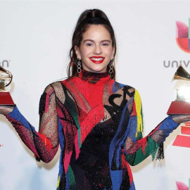 Rosalia, ganadora de Mejor Canción Alternativa y Mejor Actuación en Fusión Urbana, posa con sus premios en Las Vegas (NINA PROMMER | EFE)