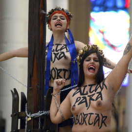 Las activistas de Femen que se encadenaron en la catedral de Almudena  |  AFP