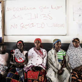 Varias mujeres, algunas embarazadas, esperan para recibir atención médica en la sala de maternidad de la localidad de Nacala, provincia de Nampula (Mozambique). AFP/Gianluigi Guercia