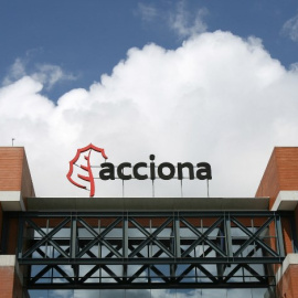 El logo de Acciona, en su sede en Alcobendas (Madrid). AFP