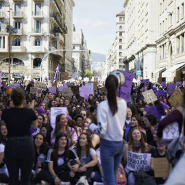 Un instant de la mobilització estudiantil durant la vaga feminista del 8-M a Barcelona. JOEL KASHILA.