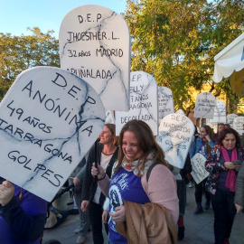 Manifestantes portan lápidas en recuerdo a las mujeres asesinadas por la violencia machista. Raúl Bocanegra