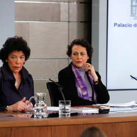 La portavoz del Gobierno, Isabel Celaá, y la ministra de Trabajo, Magdalena Valerio (d), durante una rueda de prensa celebrada tras la reunión del Consejo de ministros, en el palacio de La Moncloa en Madrid. EFE/ Zipi