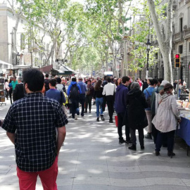 Una imatge de les Rambles de Barcelona durant aquest Sant Jordi de 2019. ADRIÁN CRESPO