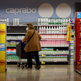 Una mujer con su carro de la compra en un supermercado en Barcelona.  REUTERS